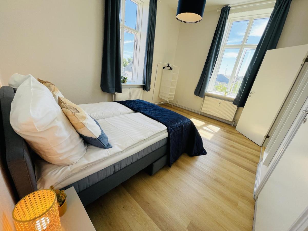 Aday - Blue Light Suite Apartment In The Center Of 约灵 外观 照片